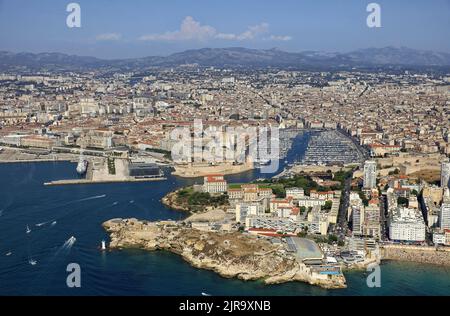 Marsiglia (Francia sud-orientale): Vista aerea della città e del Porto Vecchio in estate. Navi da crociera ormeggiate al pony Foto Stock