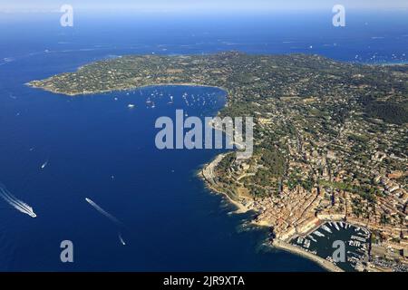 Saint-Tropez (Francia sud-orientale, Costa Azzurra): Vista aerea della famosa località balneare e la Cove Canebiers Foto Stock