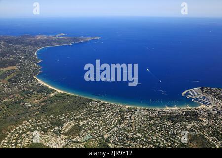 Cavalaire-sur-Mer (Francia sud-orientale): Vista aerea della stazione balneare, il suo porto turistico e la baia in fondo al Massiccio Maure. Foto Stock