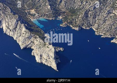 Marsiglia (Francia sud-orientale): Vista aerea della costa e l'abitato insenatura rocciosa di Sormiou, nel Parco Nazionale delle Calanques. Barche a vela giacciono a Foto Stock