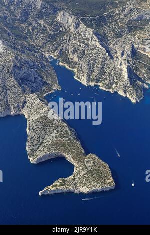 Marsiglia (Francia sud-orientale): Vista aerea della baia rocciosa di Morgiou, il suo piccolo porto turistico e promontorio Foto Stock