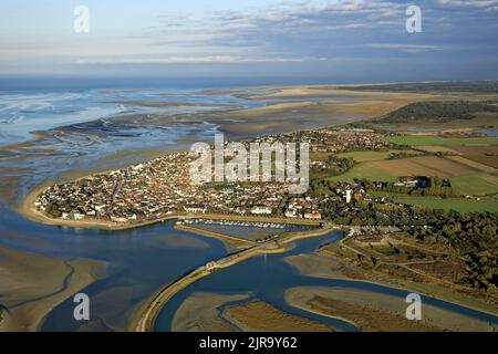 Le Crotoy (Francia settentrionale): Vista aerea della località balneare in autunno, con il porto e la baia della Somme in lontananza, dalla Manica Foto Stock