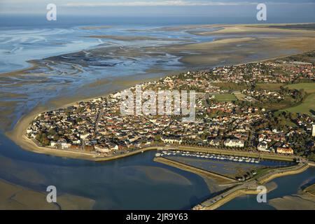 Le Crotoy (Francia settentrionale): Vista aerea della località balneare in autunno, con il porto e la baia della Somme in lontananza, dalla Manica Foto Stock