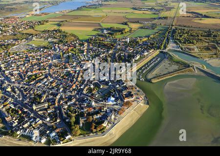 Le Crotoy (Francia settentrionale): Vista aerea della località balneare in autunno, con il porto e la baia della Somme in lontananza, dalla Manica Foto Stock