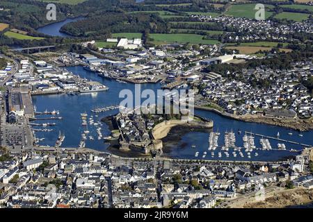 Concarneau (Bretagna, Francia nord-occidentale): Vista aerea della città, il porto turistico e la 'Ville Close', città fortificata risalente al 15th e 16 Foto Stock