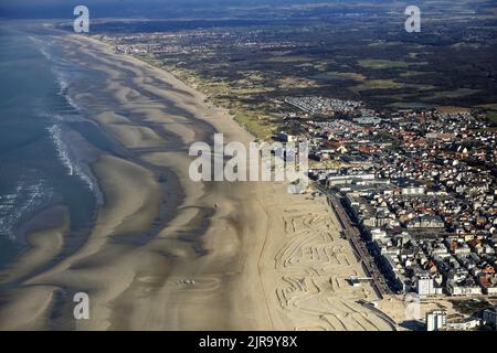 Le Touquet-Paris-Plage (Francia settentrionale): Vista aerea del mare alla foce del Canche, con la sua grande spiaggia lungo la zona costiera di Òcote dÕOpaleÓ, Foto Stock