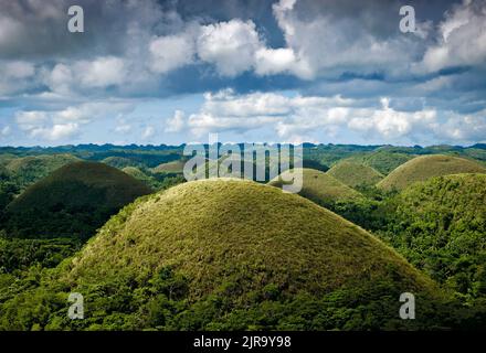 Le Chocolate Hills sono una formazione geologica turistica situata nella provincia di Bohol, nell'isola di Bohol, nelle Filippine Foto Stock