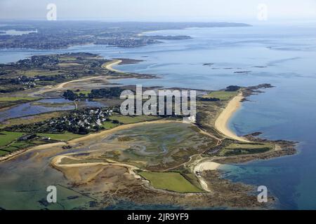 Locmariaquer (Bretagna, Francia nord-occidentale): Vista aerea della frazione di Saint-Pierre-Loperec nel Golfo di Morbihan. Foto Stock