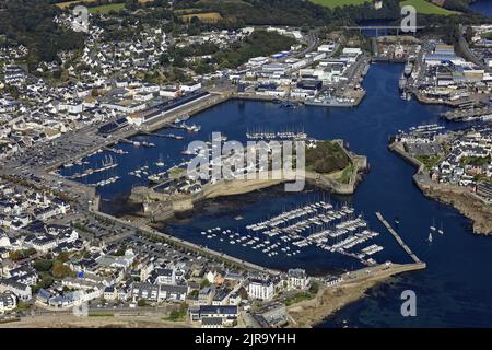 Concarneau (Bretagna, Francia nord-occidentale): Vista aerea della città murata 'Ville Close", il porto di pesca, il porto turistico, la costruzione dell'asta h Foto Stock