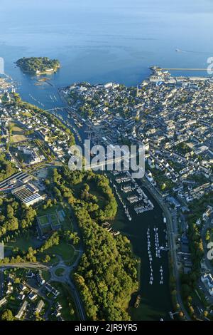 Douarnenez (Bretagna, Francia nord-occidentale): Vista aerea della città con tre porti, il porto di pesca, il porto turistico e l'isola di Tristan Foto Stock