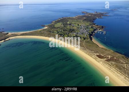 Isola “Ile d'Houat” (Bretagna, Francia nord-occidentale): Vista aerea dell'ancoraggio di Treach-Er-Goured e della spiaggia di sabbia fine, a sud-est della isl Foto Stock