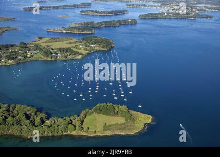 Arzon (Bretagna, Francia nord-occidentale): Vista aerea dell'ancoraggio di Kerners-Bilouris, la baia di Kerners, di fronte all'isola Òile aux MoinesÓ Foto Stock