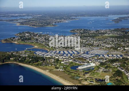 Arzon (Bretagna, Francia nord-occidentale): Vista aerea del porto di le Crouesty, la stazione balneare e il centro di talassoterapia. Il Mari più grande Foto Stock