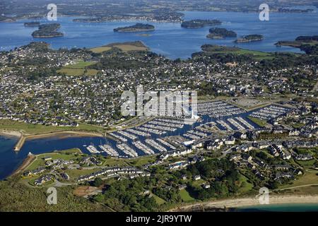 Arzon (Bretagna, Francia nord-occidentale): Vista aerea del porto di le Crouesty, la stazione balneare e il centro di talassoterapia. Il Mari più grande Foto Stock