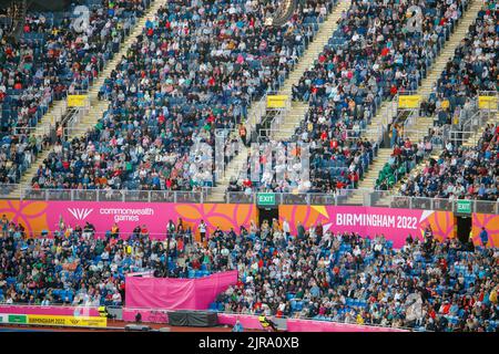 Azione dai Giochi del Commonwealth di Birmingham allo stadio sportivo Alexander la sera del 5th agosto 2022. L'immagine mostra le folle enormi del Sellout. Lo stadio fu esaurito per tutti i giorni dei Giochi del Commonwealth. Foto Stock