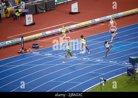 Azione dai Giochi del Commonwealth di Birmingham allo stadio sportivo Alexander la sera del 5th agosto 2022. L'immagine mostra il traguardo di una delle 400m semifinali femminili. Foto Stock