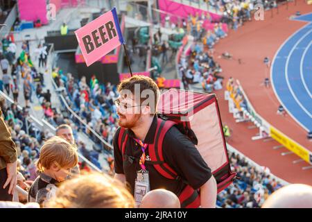 Azione dai Giochi del Commonwealth di Birmingham allo stadio sportivo Alexander la sera del 5th agosto 2022. Nella foto un venditore di birra negli stand del Commonwealth Games. Foto Stock