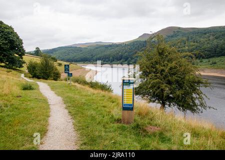 La vista attraverso il lago artificiale di Ladybower vicino al Ponte Ashopton sulla A57 che attraversa la diga di Ladybower nel distretto di picco. Il lago artificiale di Ladybower durante il tempo secco e la siccità nell'estate del 2022. Ladybower Reservoir è un grande serbatoio artificiale a forma di Y, il più basso dei tre nella valle di Derwent superiore nel Derbyshire, England. Il serbatoio di Ladybower durante il tempo secco e la siccità nell'estate del 2022. Ladybower Reservoir è un grande serbatoio artificiale a forma di Y, il più basso dei tre nella Upper Derwent Valley nel Derbyshire, Inghilterra. Foto Stock