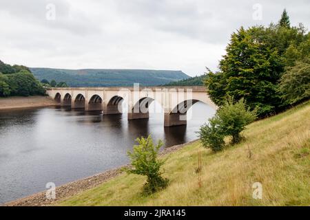 Il Ponte Ashopton sulla A57 che attraversa la diga ladybower nel distretto di picco. Il bacino idrico di Ladybower durante il tempo asciutto e la siccità nell'estate del 2022. Ladybower Reservoir è un grande serbatoio artificiale a forma di Y, il più basso dei tre nella Upper Derwent Valley nel Derbyshire, Inghilterra. Foto Stock