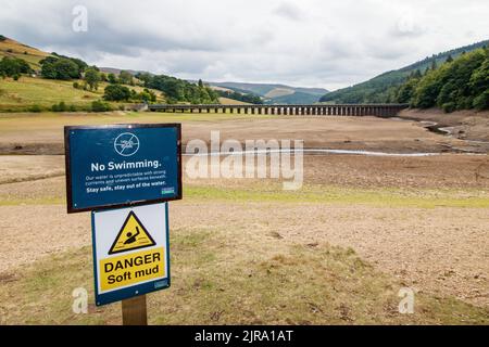 Un cartello per non nuotare nella foto vicino al centro visitatori di Upper Derwent. Il bacino di Ladybower durante il tempo secco e la siccità nell'estate del 2022. Ladybower Reservoir è un grande serbatoio artificiale a forma di Y, il più basso dei tre nella Upper Derwent Valley nel Derbyshire, Inghilterra. Foto Stock