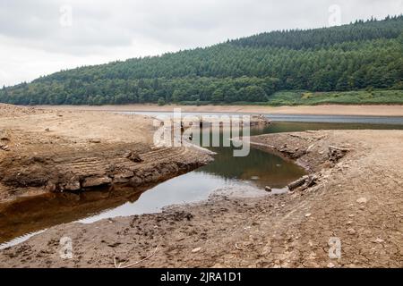 La foto mostra il sito del villaggio perduto che ora può essere visto. Il serbatoio di Ladybower durante il tempo secco e la siccità nell'estate del 2022. Ladybower Reservoir è un grande serbatoio artificiale a forma di Y, il più basso dei tre nella Upper Derwent Valley nel Derbyshire, Inghilterra. Foto Stock