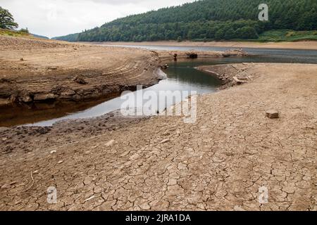 La foto mostra il sito del villaggio perduto che ora può essere visto. Il serbatoio di Ladybower durante il tempo secco e la siccità nell'estate del 2022. Ladybower Reservoir è un grande serbatoio artificiale a forma di Y, il più basso dei tre nella Upper Derwent Valley nel Derbyshire, Inghilterra. Foto Stock