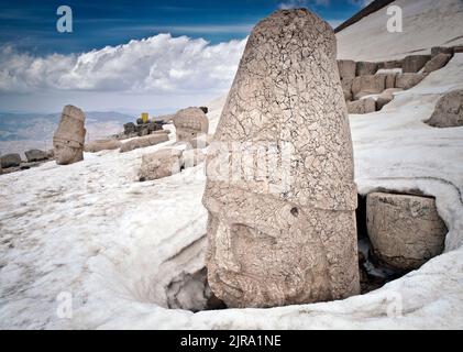 Statua della testa di Zeus Oromasdes metà ricoperta di neve a Nemrut Dağ, Monte Nemrut, Turchia sud-orientale Foto Stock