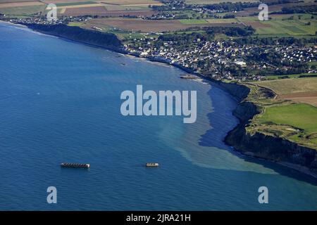 Arromanches (Normandia, Francia nord-occidentale): Vista aerea della stazione balneare e le spiagge del D-Day, con i resti delle frangiflutti Phoenix, un insieme Foto Stock