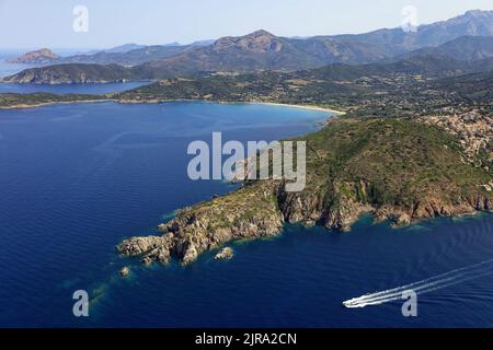 Corse-du-Sud (Corsica del Sud), Cargese: Veduta aerea del paese sulla costa occidentale dell'isola, sulla Punta di Cargese. Sullo sfondo, il Foto Stock