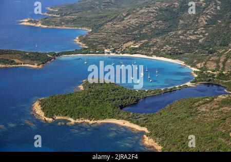 Corsica del Sud: sud-est dell'isola, tra Porto-Vecchio e Bonifacio, vista aerea dell'ancoraggio al largo della spiaggia rotonda di Rondinara Sailboa Foto Stock