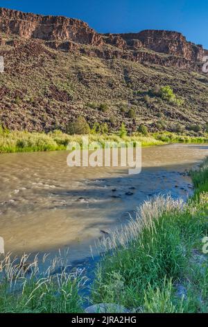 Gola del Rio Grande, che attraversa rocce vulcaniche di basalto e riolite all'altopiano di Taos, monumento nazionale del Rio Grande del Norte, New Mexico, USA Foto Stock