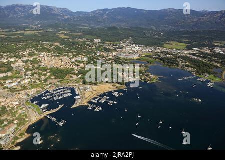 Corsica del Sud, dipartimento Corse-du-Sud, Porto Vecchio: sud-est dell'isola, vista aerea della stazione balneare e il suo porto turistico con yacht lungo Foto Stock