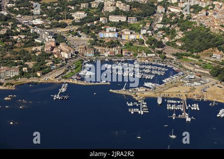 Corsica del Sud, dipartimento Corse-du-Sud, Porto Vecchio: sud-est dell'isola, vista aerea della stazione balneare e il suo porto turistico con yacht lungo Foto Stock