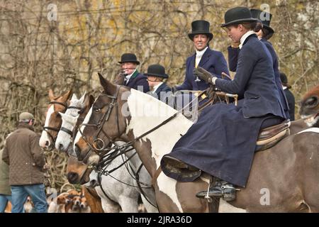 I cavalieri della sella laterale a un incontro di caccia Foto Stock