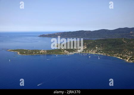 Corsica del Sud, Dipartimento Corse-du-sud, Serra-di-ferro: Veduta aerea del borgo e della baia di Porto-Pollo Foto Stock