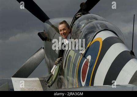 Carolyn Grace, l'unica donna al mondo Spitfire Pilot. Il suo defunto marito Nick ricostruì questo Spitfire prima di essere ucciso in un incidente stradale 20 anni fa. Carolyn ora vola agli spettacoli aerei e ai voli commemorativi privati. Carolyn Grace con il suo Spitfire ML 407 a Duxford Airfield, Cambridgeshire, Gran Bretagna. FOTO DEL COPYRIGHT DI BRIAN HARRIS © 2008 07808-579804 Foto Stock