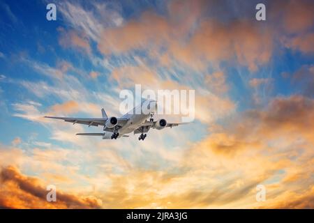 Airliner nel cielo con un carrello di atterraggio esteso contro il cielo incredibile Foto Stock