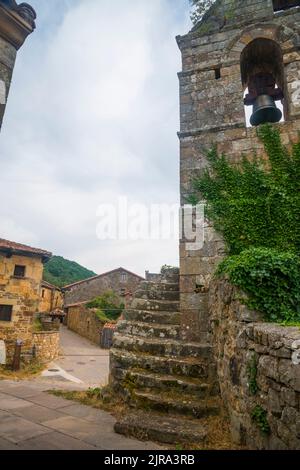 Campanile della chiesa e del villaggio. Aldea de Ebro, Cantabria, Spagna. Foto Stock