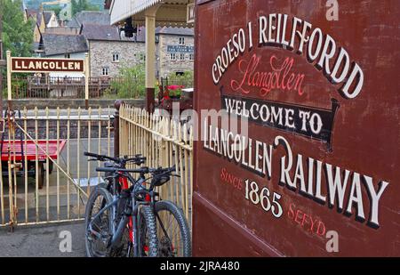 Croeso i Reilffordd Llangollen Railway, dal 1865 segno, Denbighshire, Galles del Nord, Regno Unito Foto Stock