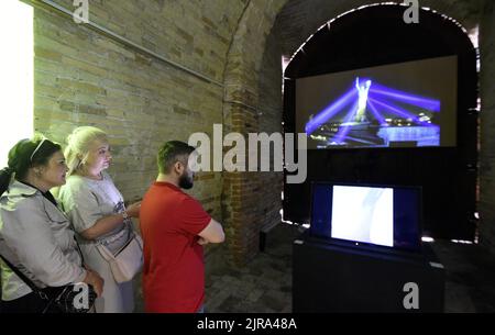 Non esclusiva: KIEV, UCRAINA - 20 AGOSTO 2022 - il Monumento della Patria. La mostra di ridefinizione presenta opere d'arte ispirate al Motherland Monumen Foto Stock