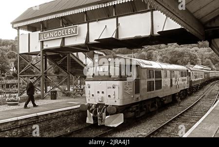 Il motore diesel 31271 entra a Llangollen, Galles del Nord, con carrozze, ferrovia a vapore, 1960s, 1960 Foto Stock