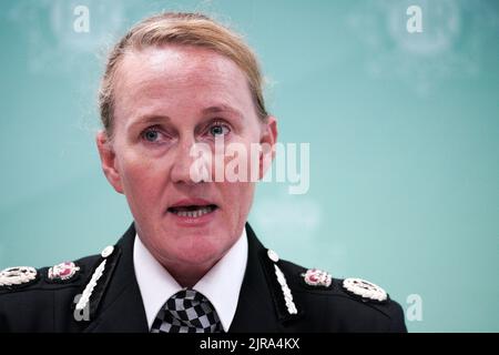 Il Capo Constable Serena Kennedy della polizia di Merseyside parla ai media nella sede della forza a Rose Hill dopo che una bambina di nove anni è stata uccisione fatalmente a Knotty Ash, Liverpool, lunedì. Altre due persone sono in ospedale con ferite da sparo dopo che gli ufficiali hanno assistito a una casa in Kingsheath Avenue, Knotty Ash. Data immagine: Martedì 23 agosto 2022. Foto Stock