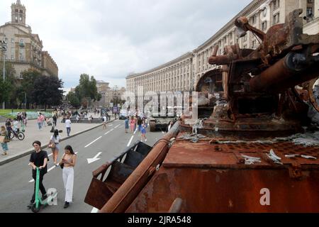 Non esclusiva: KIEV, UCRAINA - 20 AGOSTO 2022 - attrezzatura militare russa distrutta è esposta alla mostra dedicata alla Giornata dell'Indipendenza Foto Stock