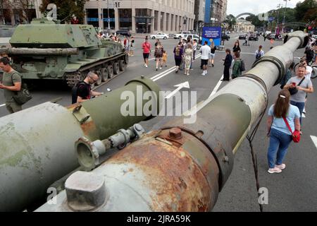 Non esclusiva: KIEV, UCRAINA - 20 AGOSTO 2022 - attrezzatura militare russa distrutta è esposta alla mostra dedicata alla Giornata dell'Indipendenza Foto Stock