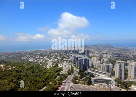 Una vista pittoresca di Haifa vista dall'Università di Haifa. Foto Stock