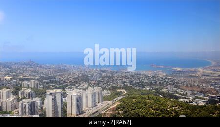 Una vista pittoresca di Haifa vista dall'Università di Haifa. Foto Stock