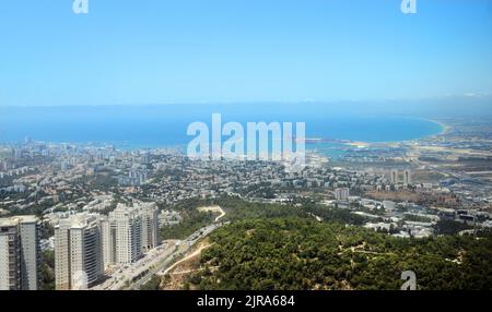 Una vista pittoresca di Haifa vista dall'Università di Haifa. Foto Stock