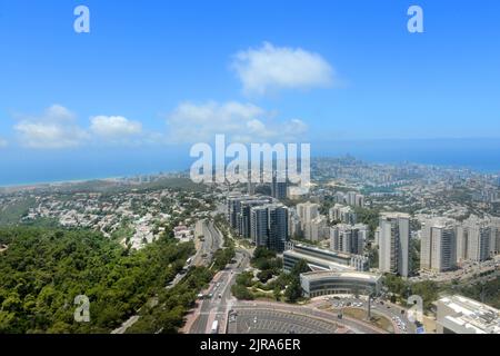 Una vista pittoresca di Haifa vista dall'Università di Haifa. Foto Stock