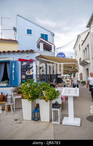 Un piccolo ristorante blu in un angolo di strada nel centro della città, Rovigno, Croazia Foto Stock