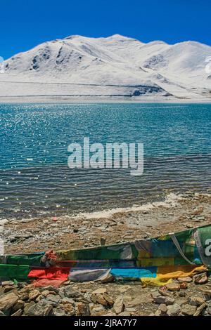 Il lago Yamdrok è un lago di acqua dolce situato nella contea di Nangartse, nella prefettura di Shannan, a circa 170 km (110 mi) a sud-ovest di Lhasa, capitale del Tibet in Cina Foto Stock